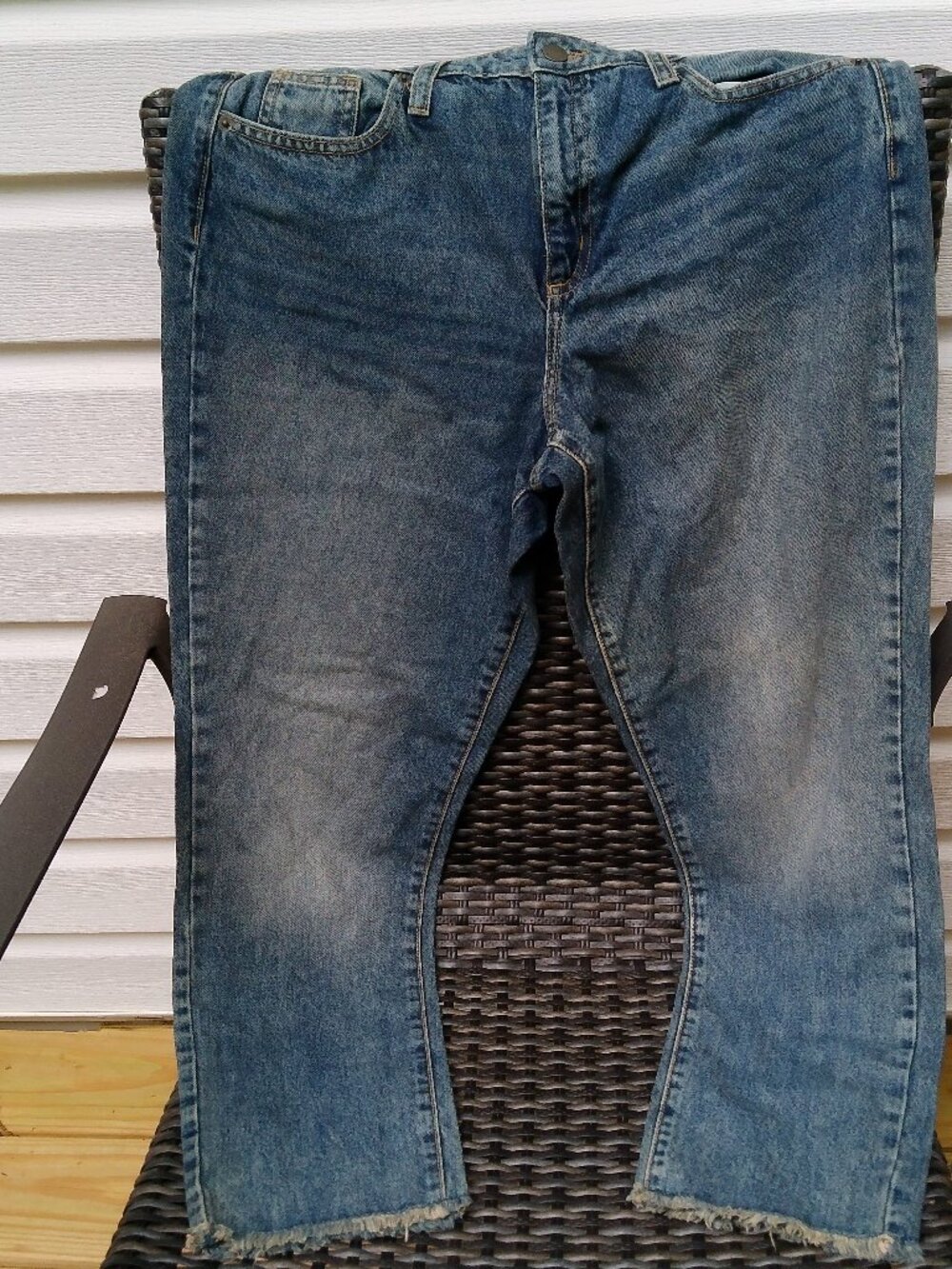 HIGH RISE STRAIGHT LEG UNIVERSAL THREAD SIZE 10 FADED BLUE NWOT